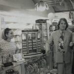 Darcy Villa Verde escolhendo tecidos em uma loja de amigos. Anos 70.