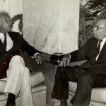 Darcy Villa Verde em reunião com Ministro da Cultura José Aparecido de Oliveira. Convidado a falar sobre projetos que promovam maior apoio à arte e à música no Brasil. Brasília, 1989.