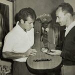 Darcy Villa Verde recebendo um raríssimo exemplar de um violão-harpa Friedrich Schenck trazido por um colecionador e presenteado a ele para tocar. Década de 60.